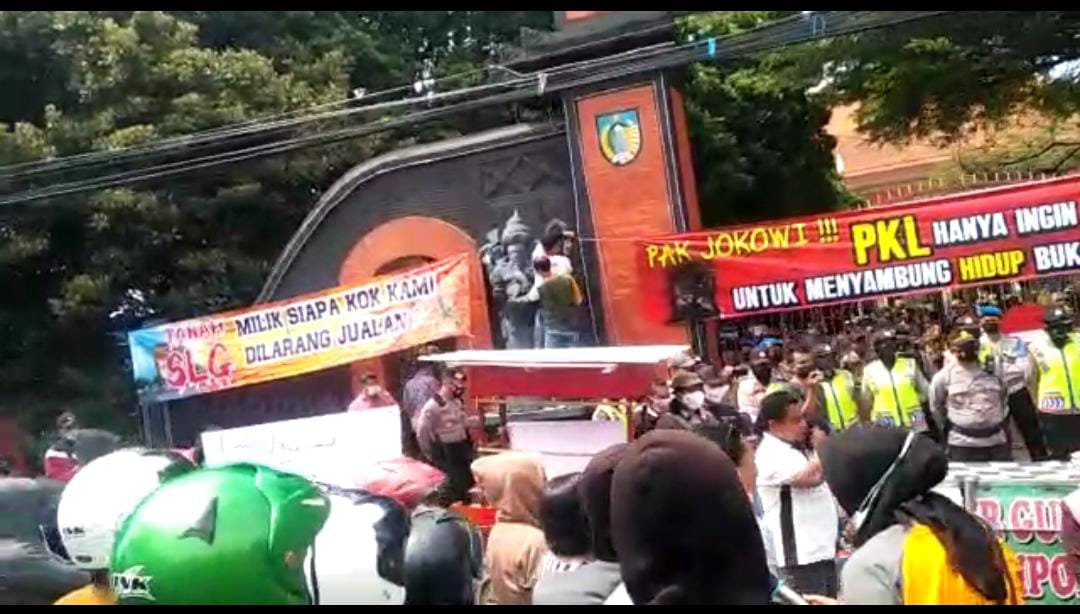 Tuntut Pemkab Buka PKL SLG, Sejumlah LSM dan ABS Kediri Gelar Demo