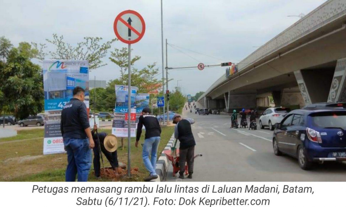 Cegah Kecelakaan, Petugas Tambah Rambu Lalu Lintas di Laluan Madani Batam