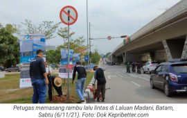 Cegah Kecelakaan, Petugas Tambah Rambu Lalu Lintas di Laluan Madani Batam