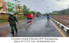 Minyak Tumpah Berserakan di Jalan Bandara, Pengendara Roda Dua Terpelesat