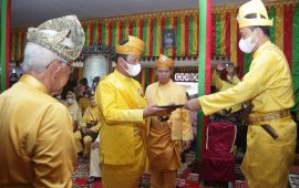 Di Pulau Penyengat, Wagub Kepri dan Wako Batam Dianugerahkan Gelar Kebesaran dari Kerajaan Riau Lingga