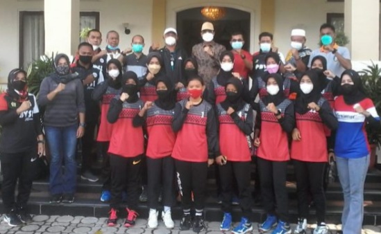 Wakil Bupati Karimun Lepas Keberangkatan Tim Bola Volly dan Basket