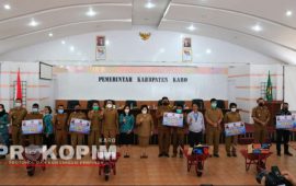 Bupati Karo Serahkan Hadiah Lomba Desa Terbersih