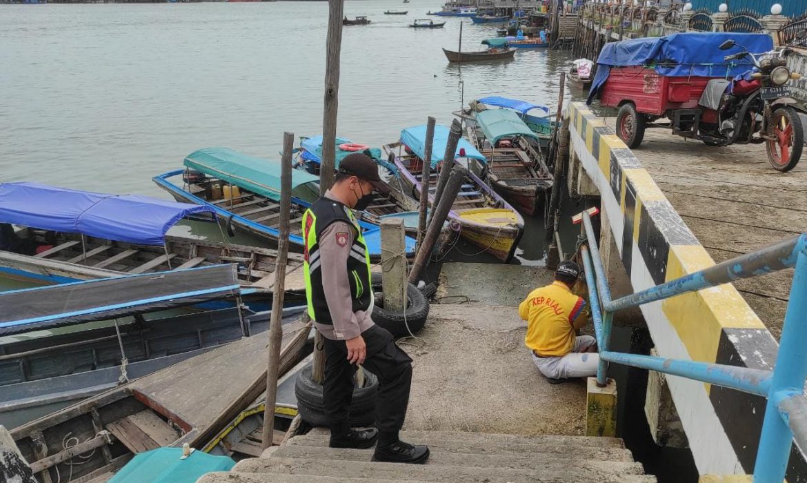 Antisipasi Cuaca Ekstrem, Patroli Sinar Biru Polsek KKP Sambangi Penambang Boat dan Pompong