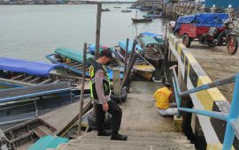 Antisipasi Cuaca Ekstrem, Patroli Sinar Biru Polsek KKP Sambangi Penambang Boat dan Pompong