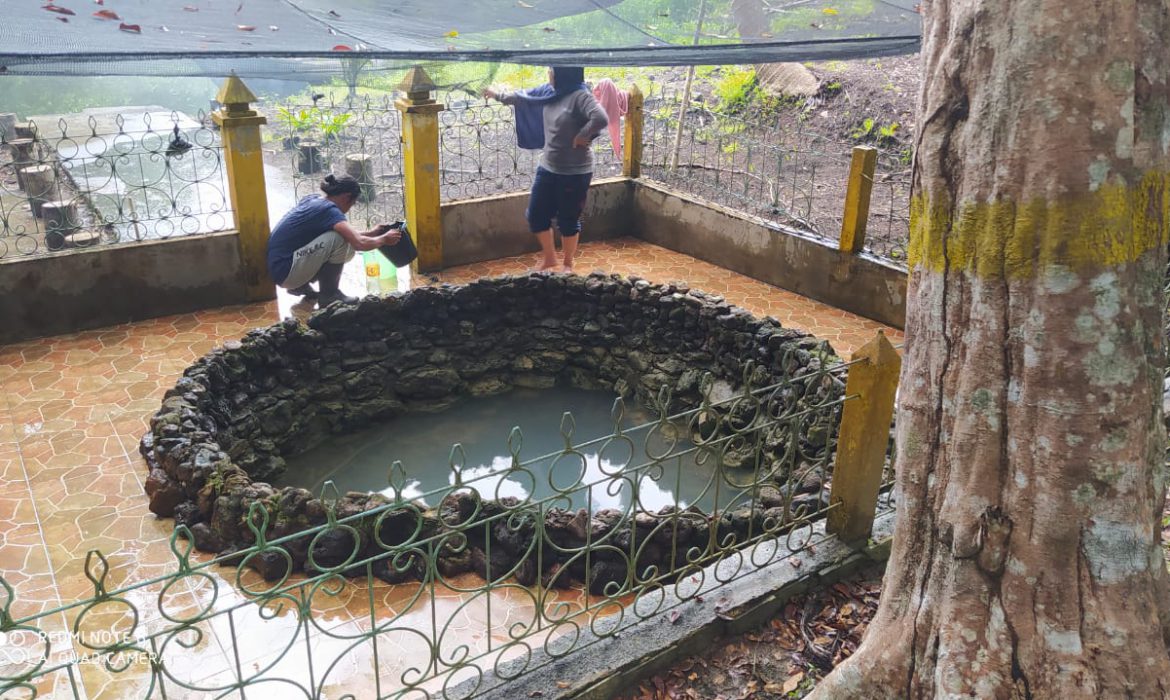 Semangat Untuk Melestarikan Situs Sejarah Kades Beserta Masyarakat Desa Tinjul Goro Bersama di Perigi Hangtuah