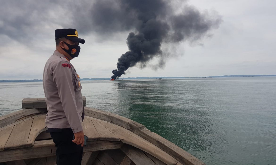 Kapal Penyalur BBM Terbakar, Ini Penjelasan Dirut Cabang Pertamina SB Dan Kapten Kapal