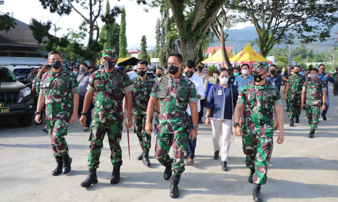 Pelaksanaan Vaksinasi di Lanud Silas Papare Ditinjau Panglima TNI