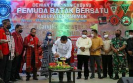 Gubernur Kepri dan Bupati Karimun Potong Tumpeng Perayaan HUT ke-1 Pemuda Batak Bersatu