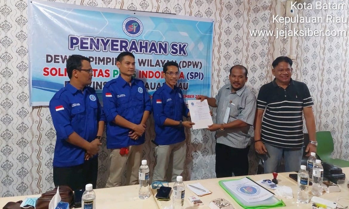 Jonrius Sinurat Terima SK DPW Solidaritas Pers Indonesia Kepri