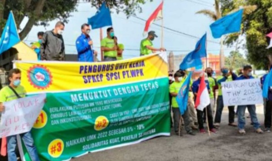 Masa yang Tergabung dalam Serikat SPSI Kabupaten Karimun Lakukan Aksi Unjuk Rasa