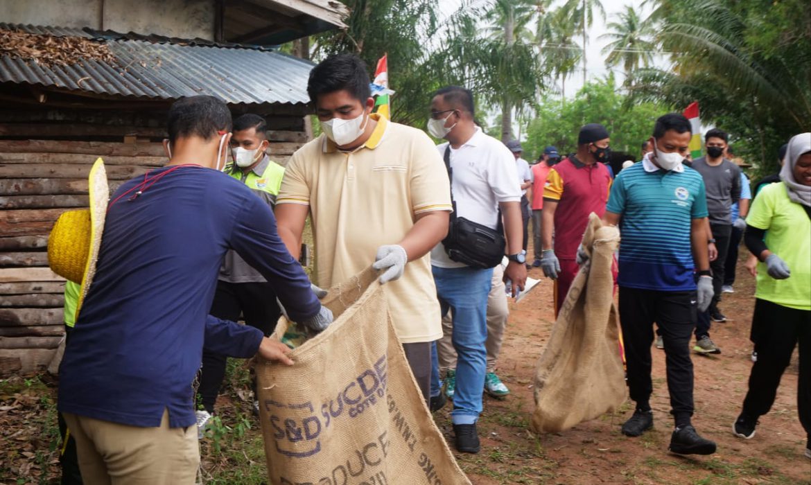Plt Bupati Bintan Bersama FKPD Joging Menyusuri Pantai Sambil Pungut Sampah