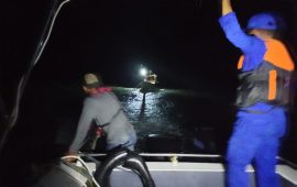 Satpolairud Polres Karimun Selamatkan Nelayan yang Alami Kebocoran Perahu