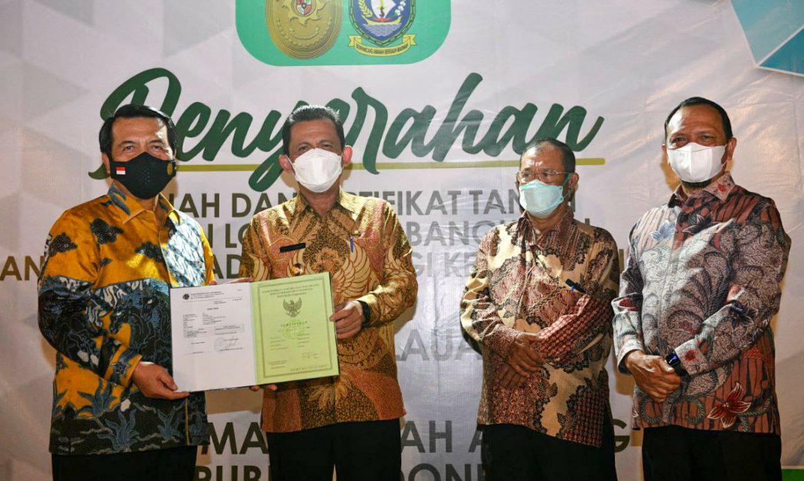 Gubernur Ansar Serahkan Sertifikat Lahan Kepada Ketua MA RI H.M. Syarifuddin