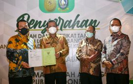Gubernur Ansar Serahkan Sertifikat Lahan Kepada Ketua MA RI H.M. Syarifuddin