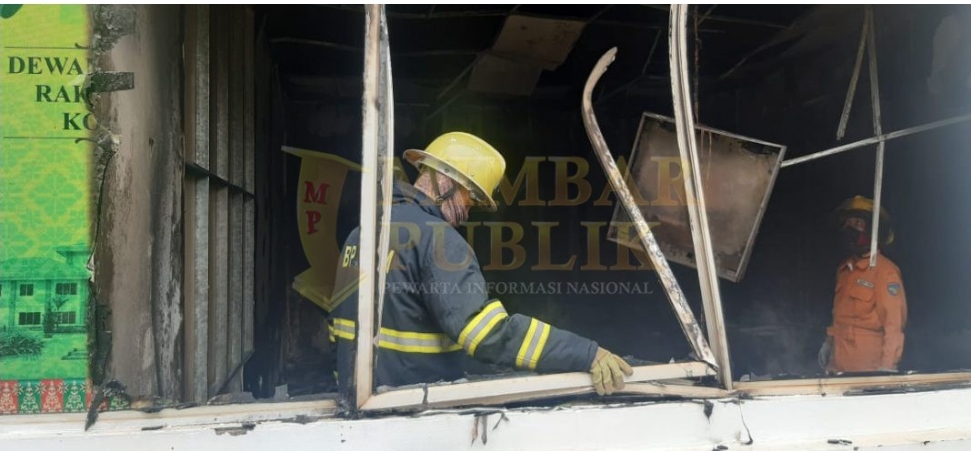 Gedung DPRD Batam Dilalap Api