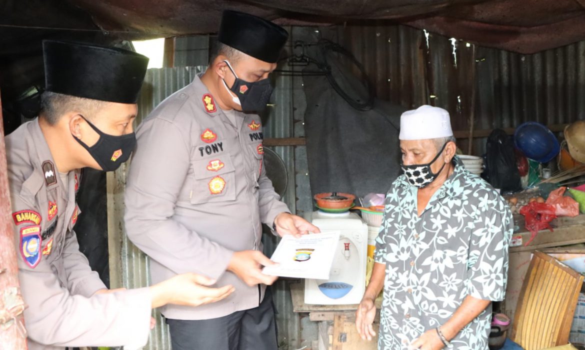 Kapolres Karimun Berikan Bantuan Berupa Sembako di Kampung Baru Tebing