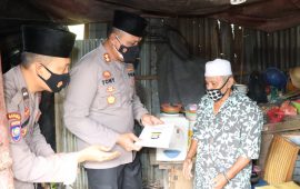 Kapolres Karimun Berikan Bantuan Berupa Sembako di Kampung Baru Tebing