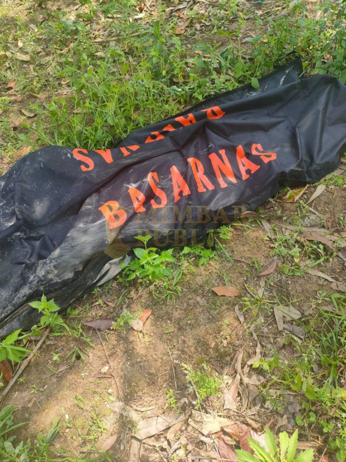 Mayat yang berhasil ditemukan Tim SAR, Senin (17/1/2022) Foto: BASARNAS