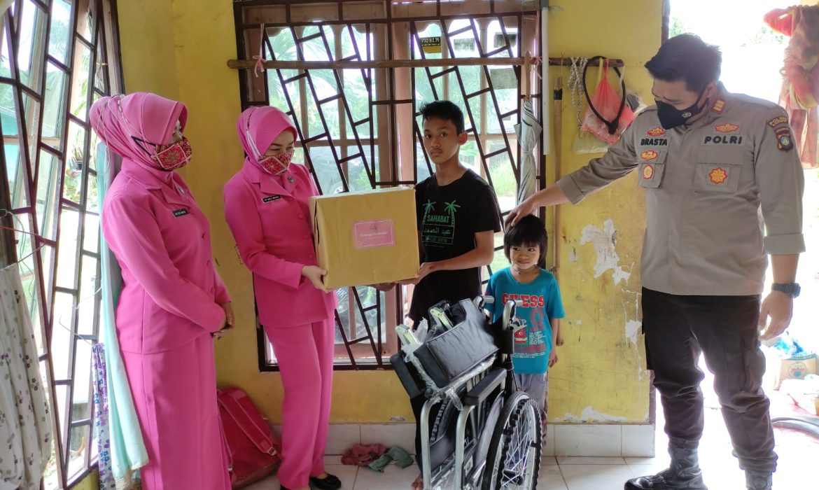 Bakti Sosial Kapolsek Tebing bersama  Ketua Bhayangkari Polsek Ranting Tebing