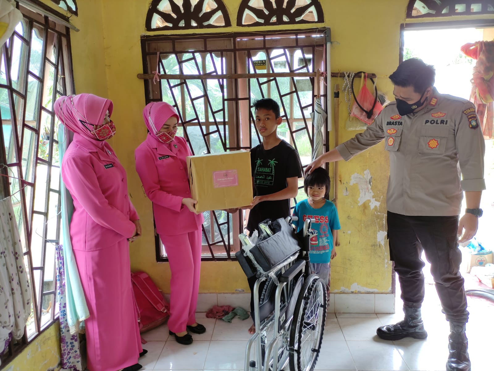 Bakti Sosial Kapolsek Tebing bersama Ketua Bhayangkari Polsek ranting Tebing, Kamis (24/02/2022). (Foto/Fernando/Kepribetter.com)