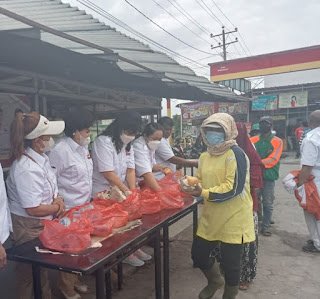 Dalam Rangka HUT Partai Gerindra je-14, Ketua DPC Kabupaten Karo Bagikan Sembako