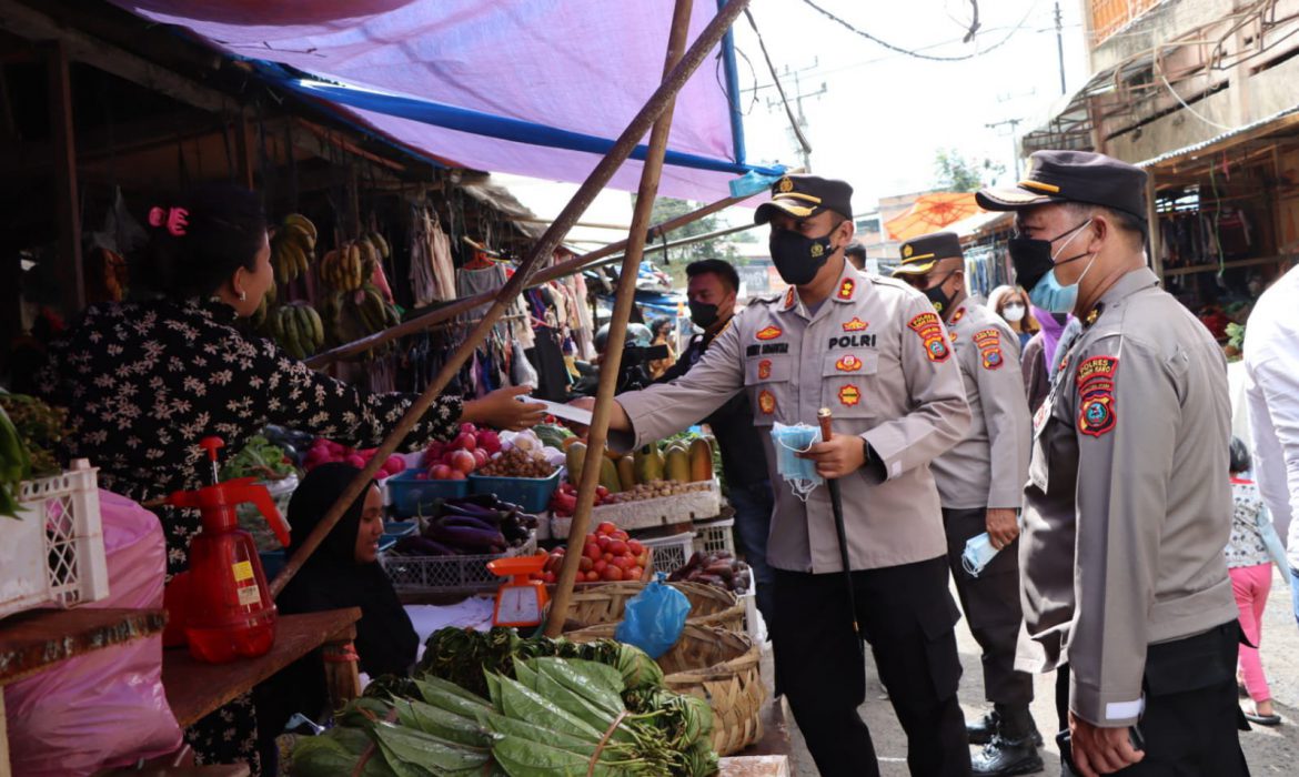 Kapolres Tanah Karo Turun Langsung Bagikan Masker di Wilayah Hukumnya