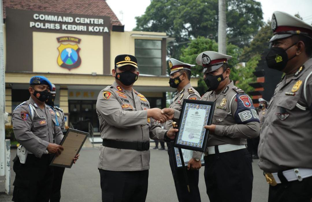 Wujud Apresiasi, Kapolresta Kediri Beri Penghargaan Anggota Berprestasi