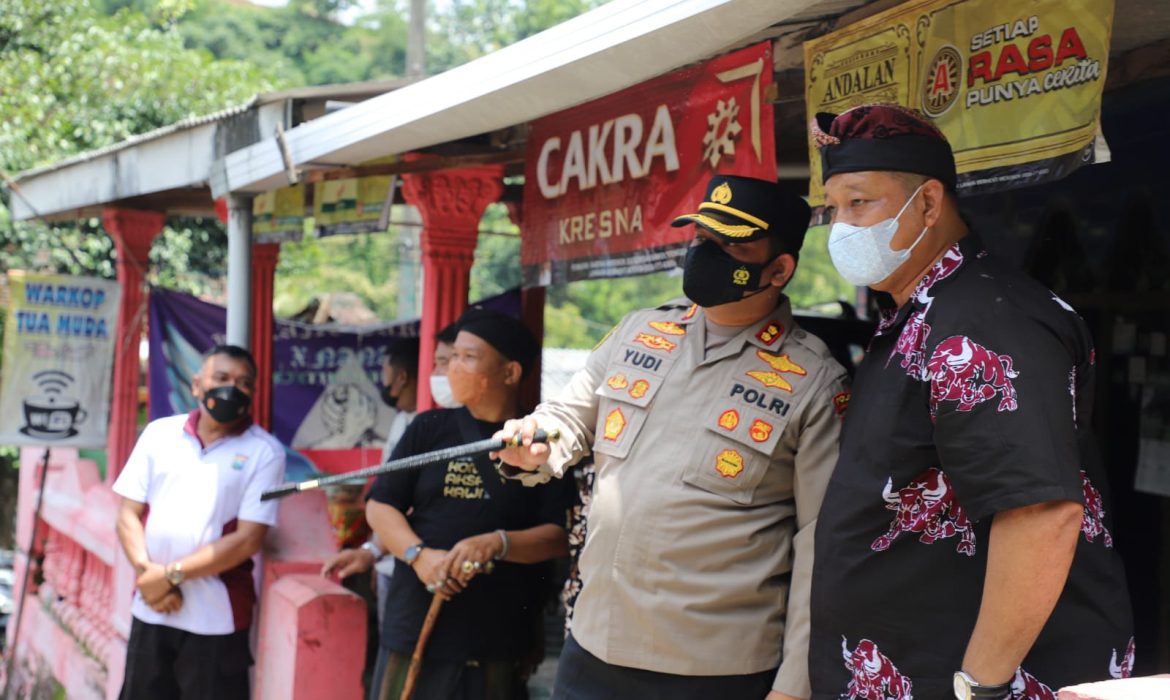 Kapolres Kediri Kota Beri Hadiah Patung Arca, Wujud Toleransi Umat Beragama