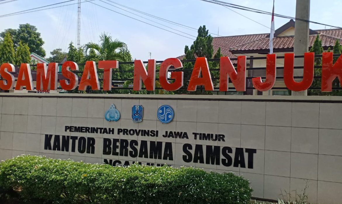 Viral! Dugaan Pungli di KB Samsat Nganjuk Berjalan Mulus, Kanit Regident Tutup Mata