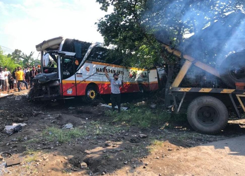 Bus Harapan Jaya Tersambar Kereta Api Di Perlintasan Tanpa Palang Pintu Tulungagung