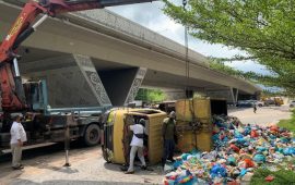 Truk Terbalik di Laluan Madani Batam, Muatan Sampah Berserak