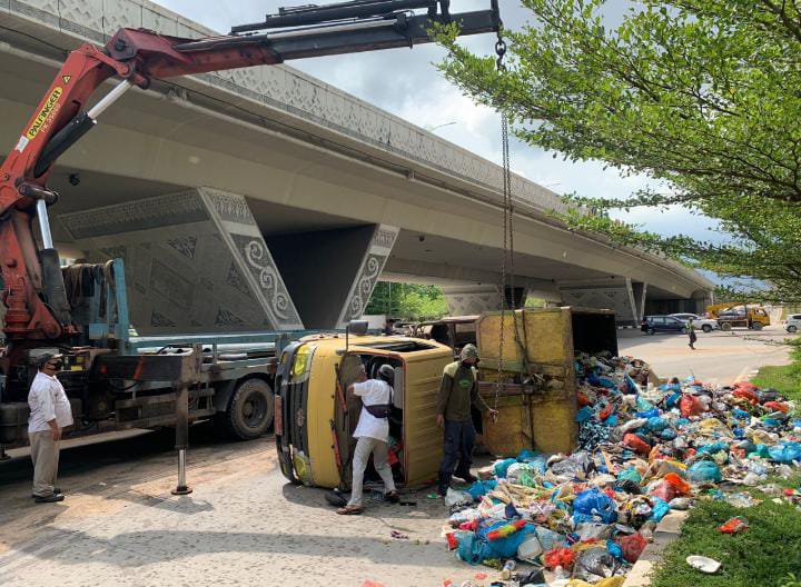 Truk Terbalik di Laluan Madani Batam, Muatan Sampah Berserak