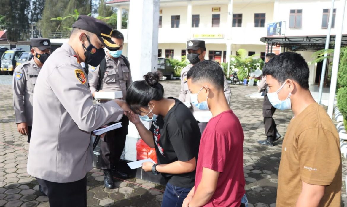 Kapolres Tanah Karo Memberikan Tali Kasih Kepada Anak Yatim Piatu