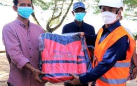 PT Timah Berikan Bantuan Life Jaket kepada Nelayan di Kuba