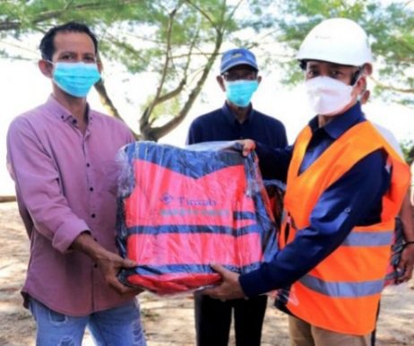 PT Timah Berikan Bantuan Life Jaket kepada Nelayan di Kuba