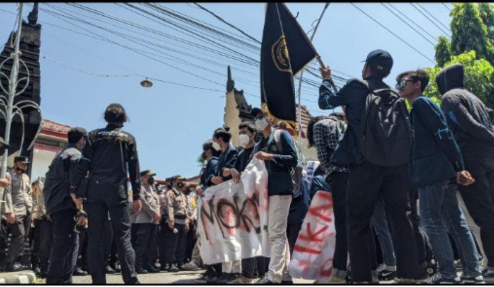 Mahasiswa Lakukan Demo 11 April, di Depan Kantor DPRD Kota Kediri