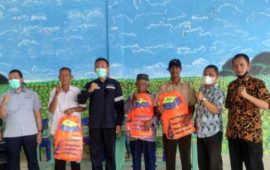 PT Timah Serahkan Bantuan Life Jacket kepada Nelayan Desa Pongkar