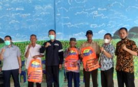 PT Timah Serahkan Bantuan Life Jacket kepada Nelayan Desa Pongkar