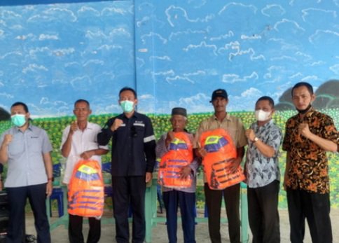 PT Timah Serahkan Bantuan Life Jacket kepada Nelayan Desa Pongkar