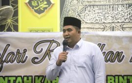 Roby Serahkan Hibah Pembangunan Masjid Fastabiqul Khairot