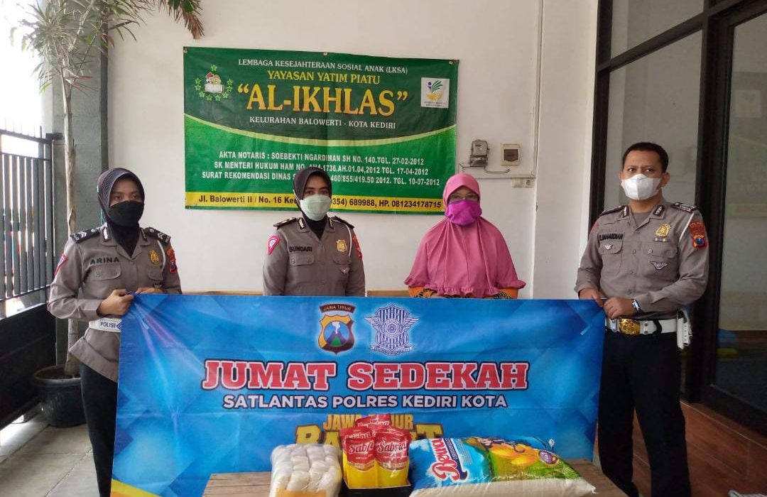 Dalam Jumat Berkah Satlantas Polres Kota Kediri Santuni Anak Yatim Piatu