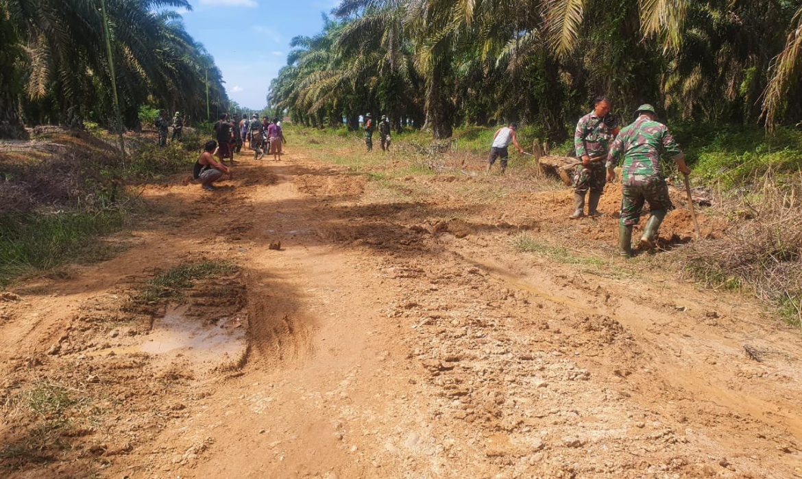 Antusias Warga Desa Semunai Goro Bersama Satgas TMMD Bersihkan Jalan