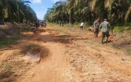 Antusias Warga Desa Semunai Goro Bersama Satgas TMMD Bersihkan Jalan