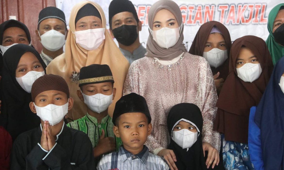 Penghujung Ramadhan, Hafizha Berbagi Senyuman dan Kebahagiaan