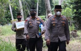 Jumat Berkah, Kapolres Karimun Berikan Santunan ke Masyarakat