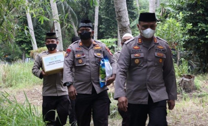 Jumat Berkah, Kapolres Karimun Berikan Santunan ke Masyarakat