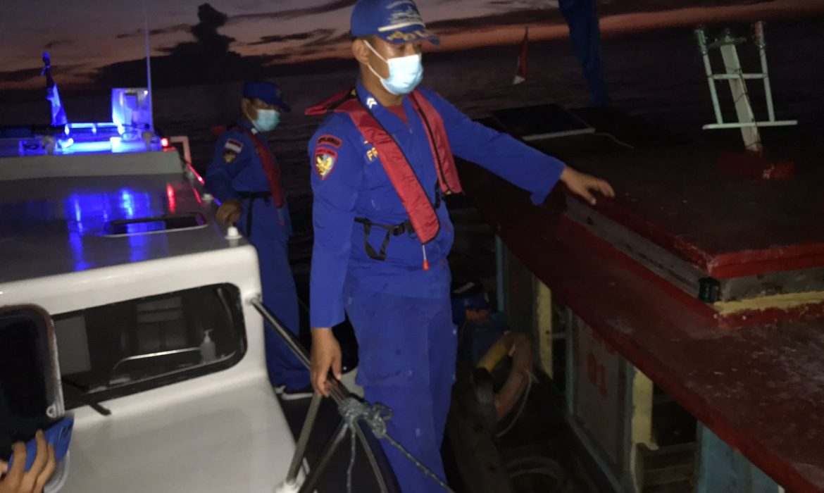 Pompong Nelayan Hilang Kontak, Satpolairud Polres Karimun Kerahkan Tim SAR