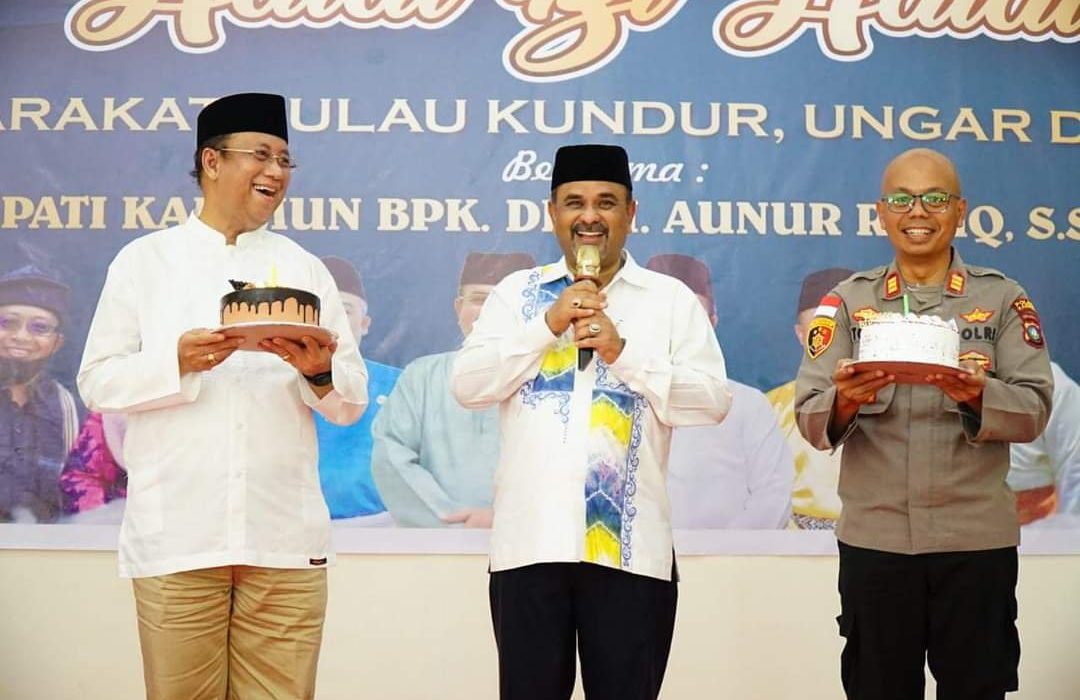 Bupati Karimun Berikan Kejutan Ultah kepada Wabup Anwar Hasyim ditengah Halal Bihalal di Kundur