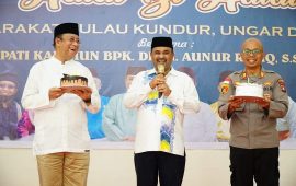 Bupati Karimun Berikan Kejutan Ultah kepada Wabup Anwar Hasyim ditengah Halal Bihalal di Kundur